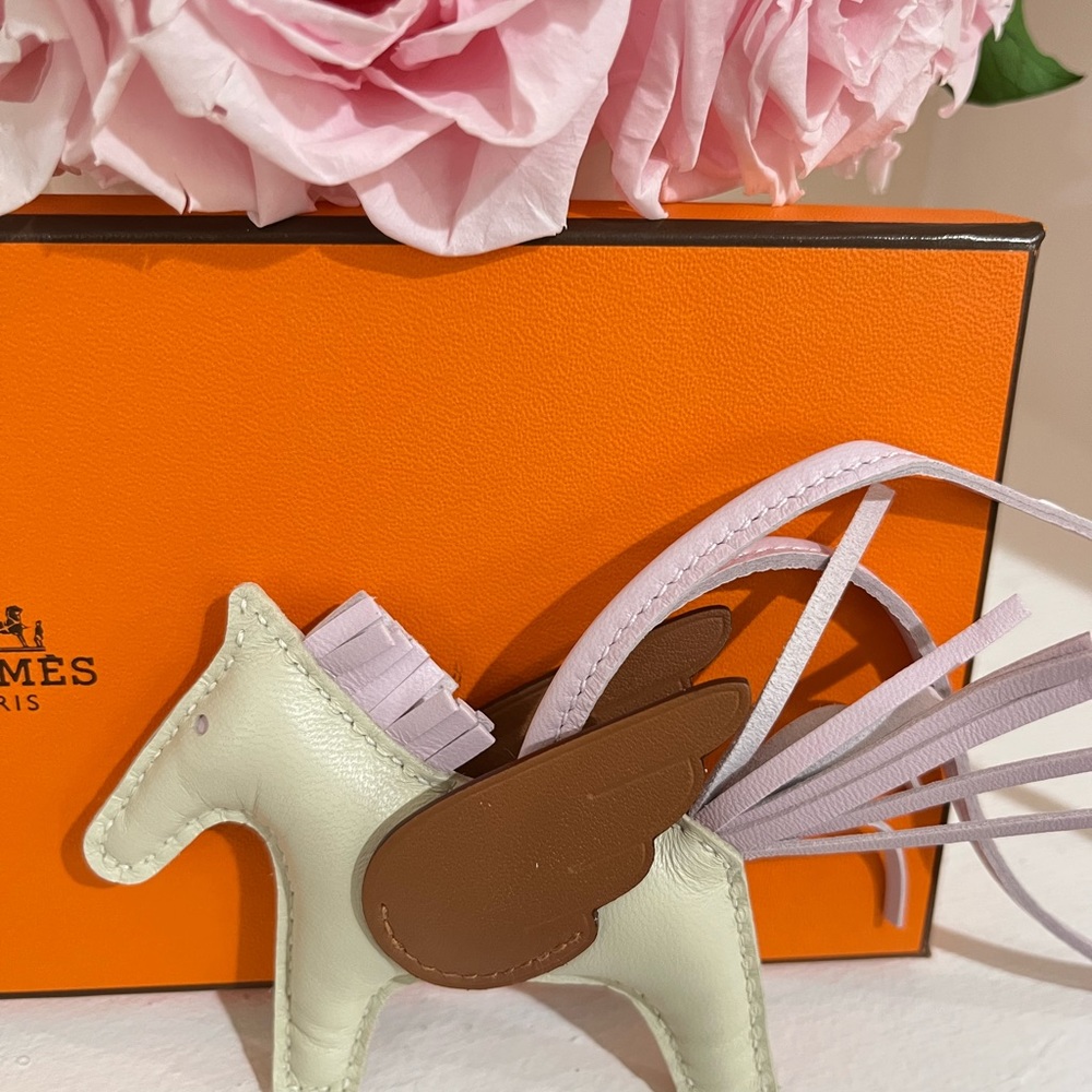 HERMES Pegase Rodeo PM Charm Pegasus Mauve Craie Sesame Rare! New!